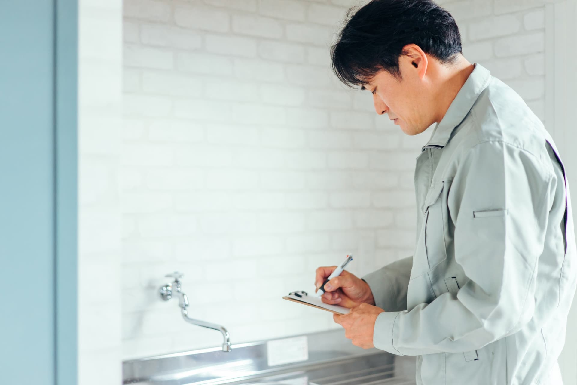 水道をチェックする作業員