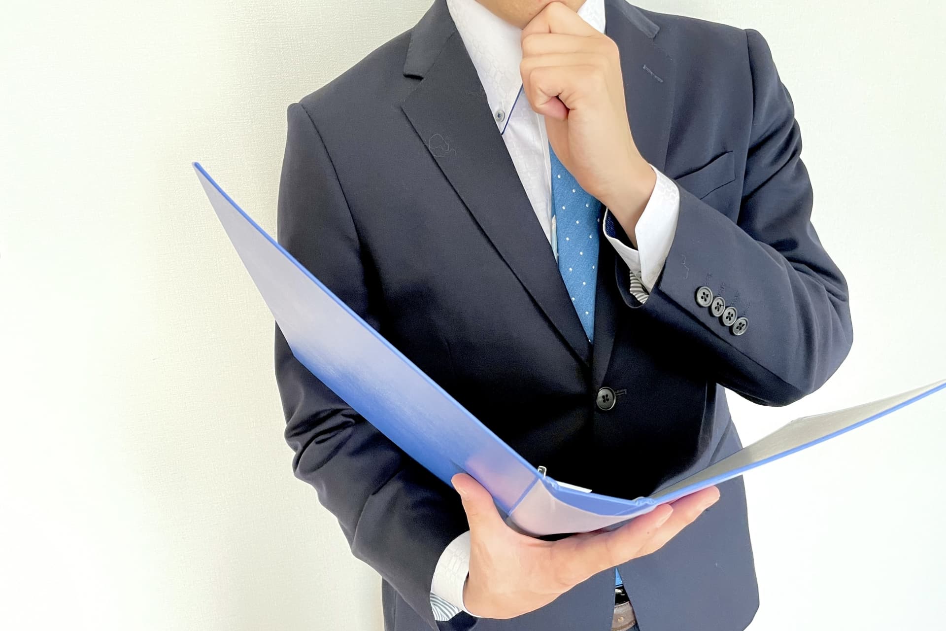 ファイルを持つ男性社員