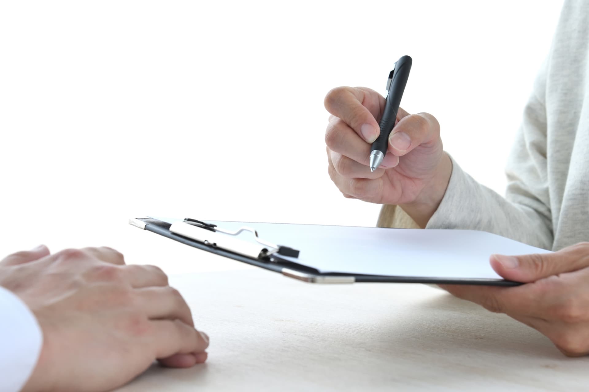 書類を書く人と話を聞く人