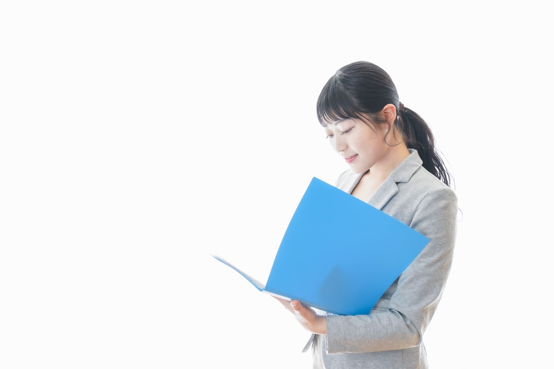 ファイルを見る女性