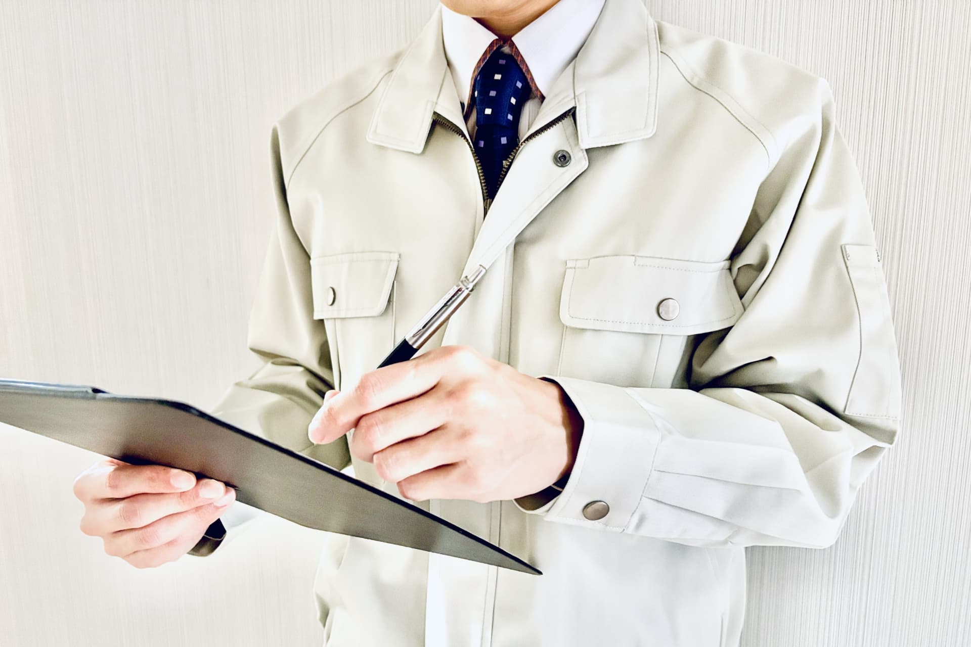 バインダーを持つ作業員